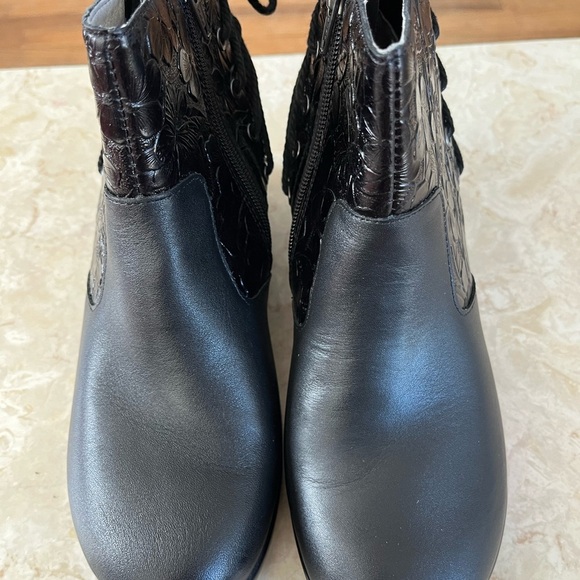 Alegria Black Ankle Booties with Quilted Design - Picture 1 of 13